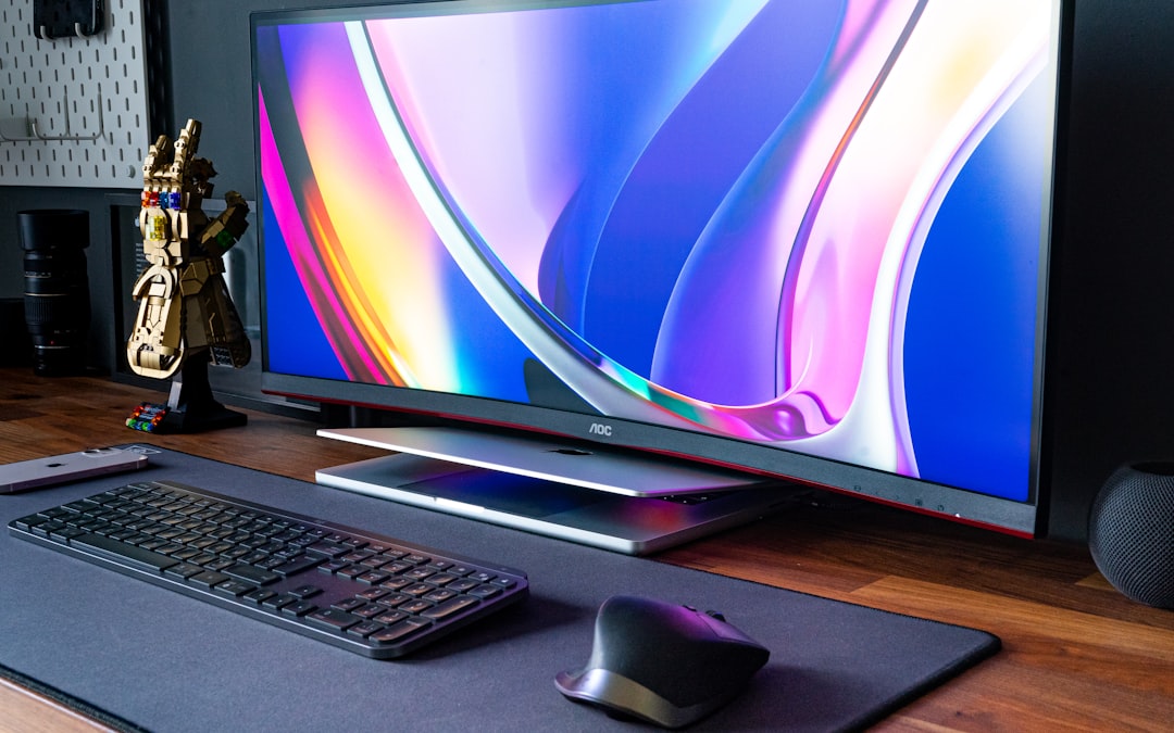 4Kモニターに関連する画像: a computer monitor sitting on top of a wooden desk